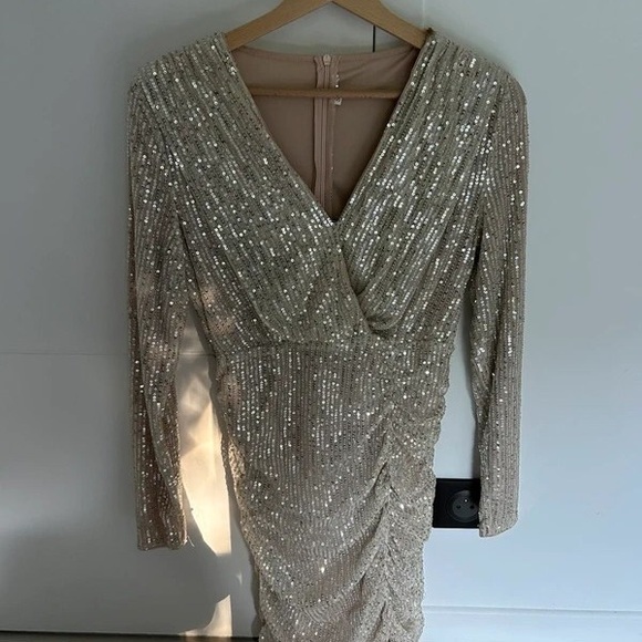 Dresses & Skirts - Glamorous Long Sleeve Sequin Dress